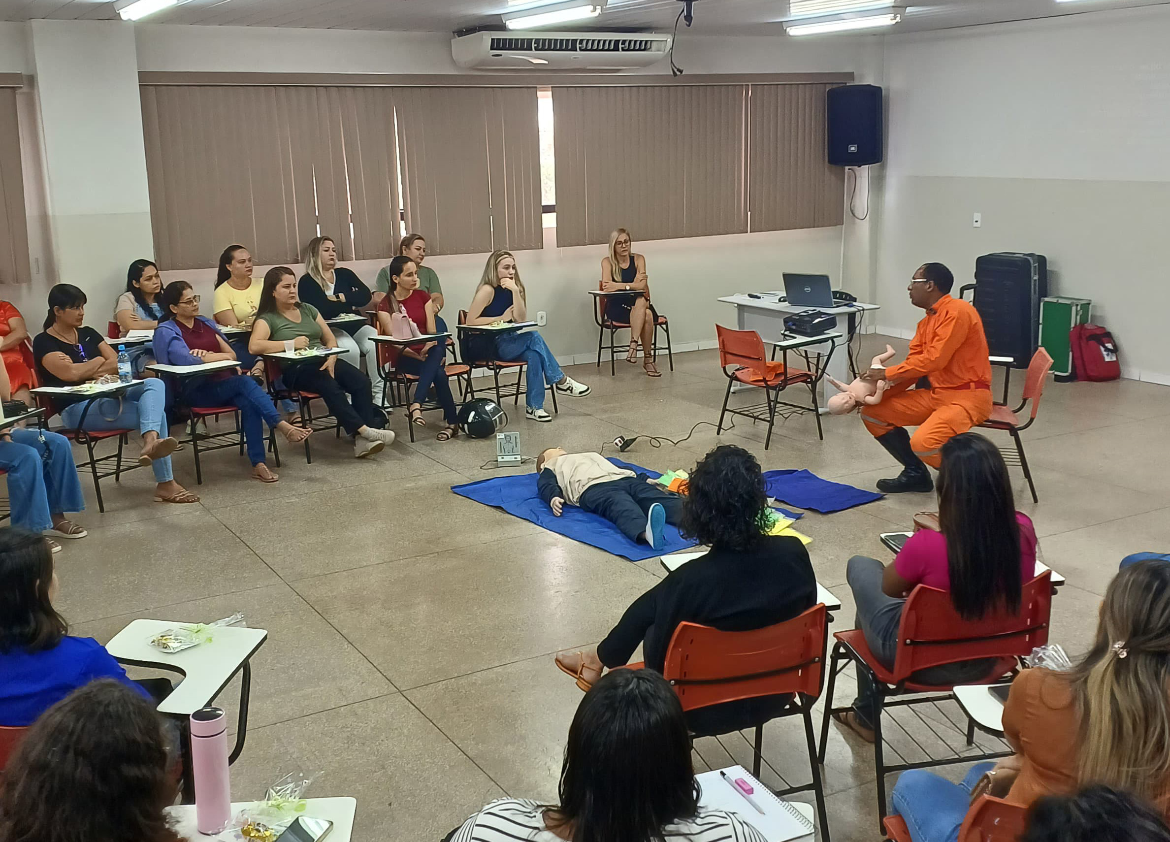 CACOAL – 4ºGBM MINISTRA PALESTRA DE PRIMEIROS SOCORROS PARA SERVIDORES DA SEDUC