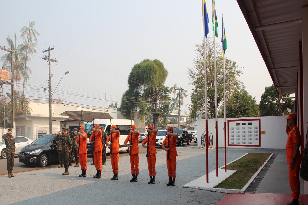VISITA DE ORIENTAÇÃO TÉCNICA FORTALECE LAÇOS ENTRE O EXÉRCITO BRASILEIRO E O CORPO DE BOMBEIROS MILITAR DE RONDÔNIA