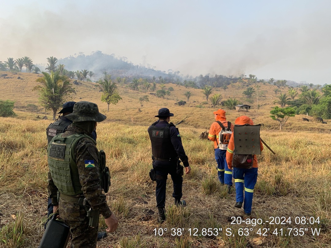 CORPO DE BOMBEIROS MILITAR COMBATE INCÊNDIO EM ÁREA DE DIFÍCIL ACESSO EM CAMPO NOVO DE RONDÔNIA