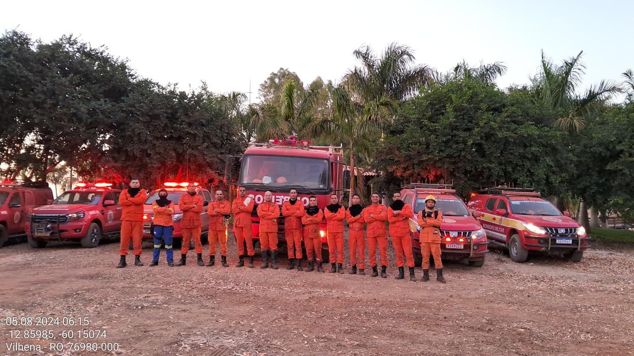 AÇÃO INTEGRADA EM VILHENA: FORÇA-TAREFA ENFRENTA INCÊNDIO DE GRANDES PROPORÇÕES EM RONDÔNIA 3°GBM/1°SGBM REALIZA AÇÃO CONJUNTA COM GRUPAMENTOS DE MUNICÍPIOS VIZINHOS CACOAL,PIMENTA BUENO,CEREJEIRAS E COLORADO DO OESTE UNIRAM FORÇAS PARA COMBATE A INCÊNDIO