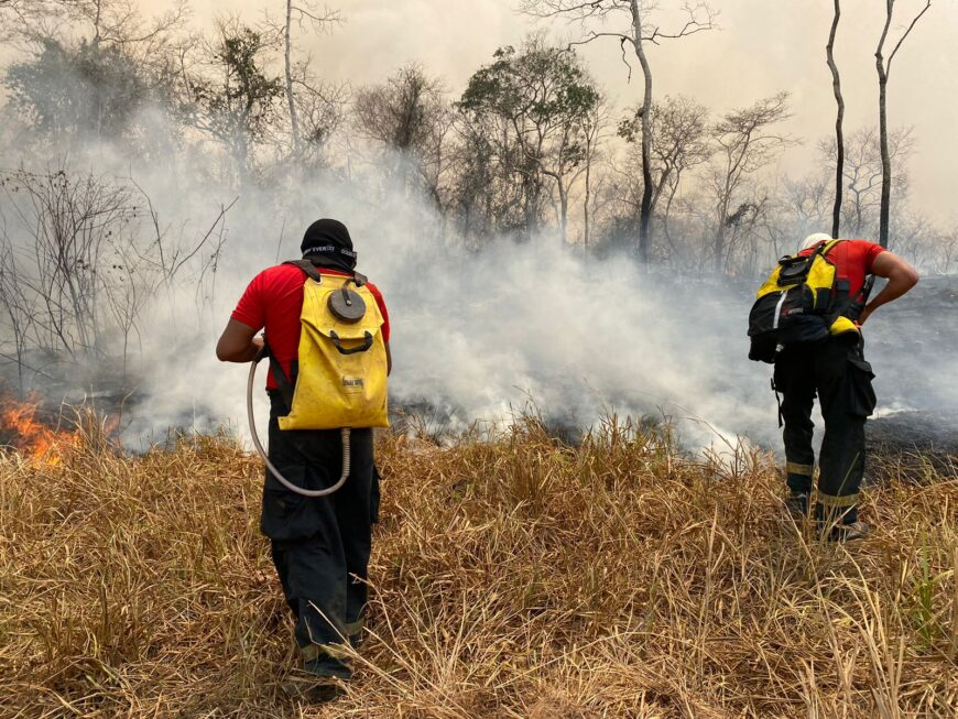 Força-Tarefa do Corpo de Bombeiros combate incêndios florestais em Alvorada do Oeste