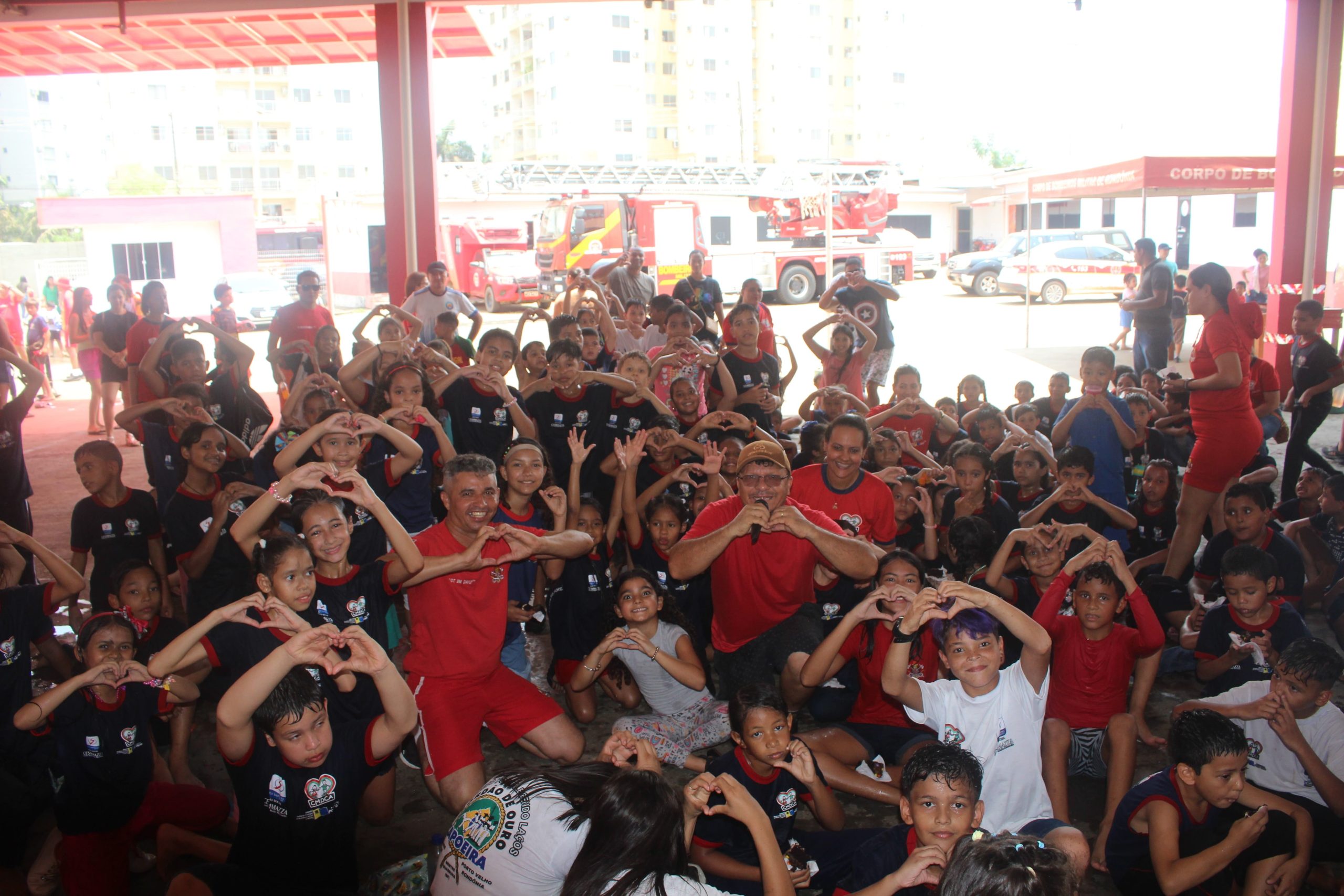 DIA DAS CRIANÇAS : 1° GBM E GRUPO AMIGOS DAS CRIANÇAS  REALIZAM UM DIA ESPECIAL PARA  150 ALUNOS DO CESMMAZZA EM PORTO VELHO 