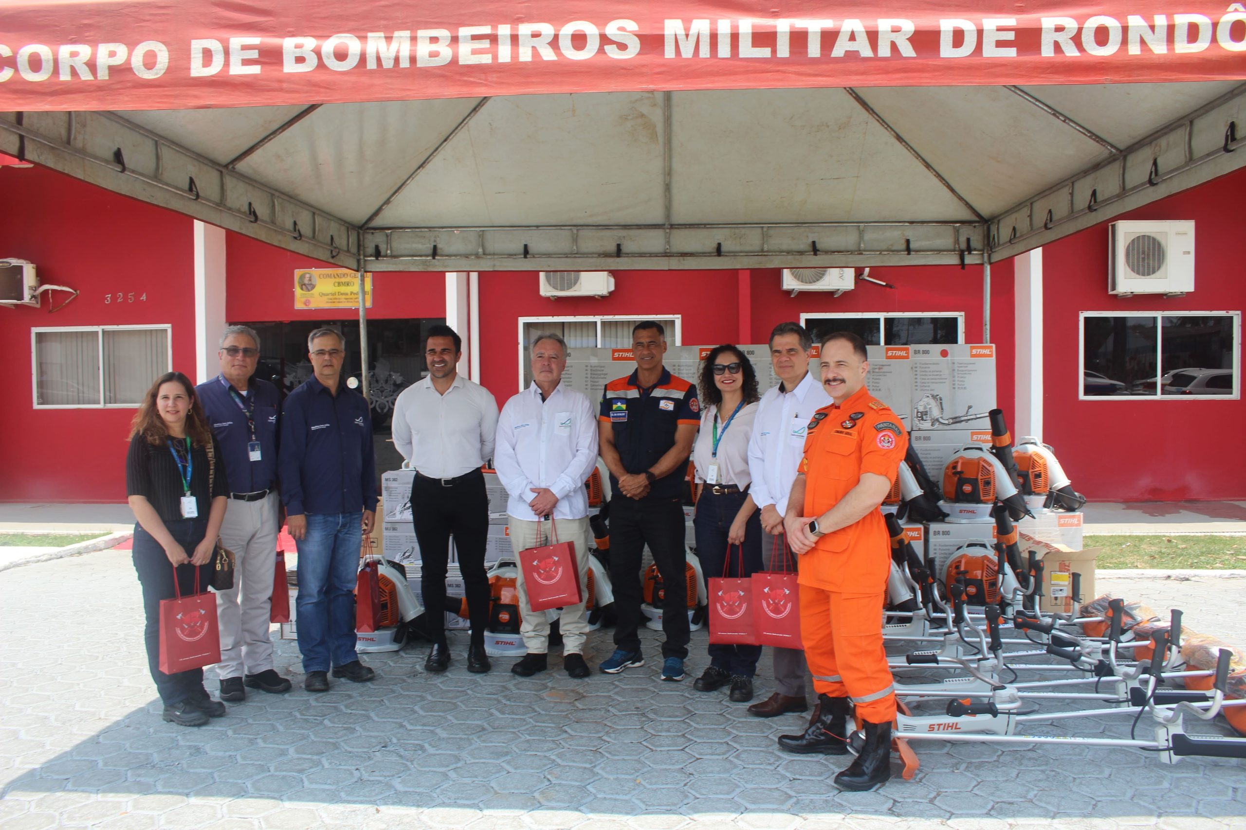 CORPO DE BOMBEIROS MILITAR DE RONDÔNIA RECEBE DOAÇÃO DE EQUIPAMENTOS PARA REFORÇAR COMBATE ÀS QUEIMADAS