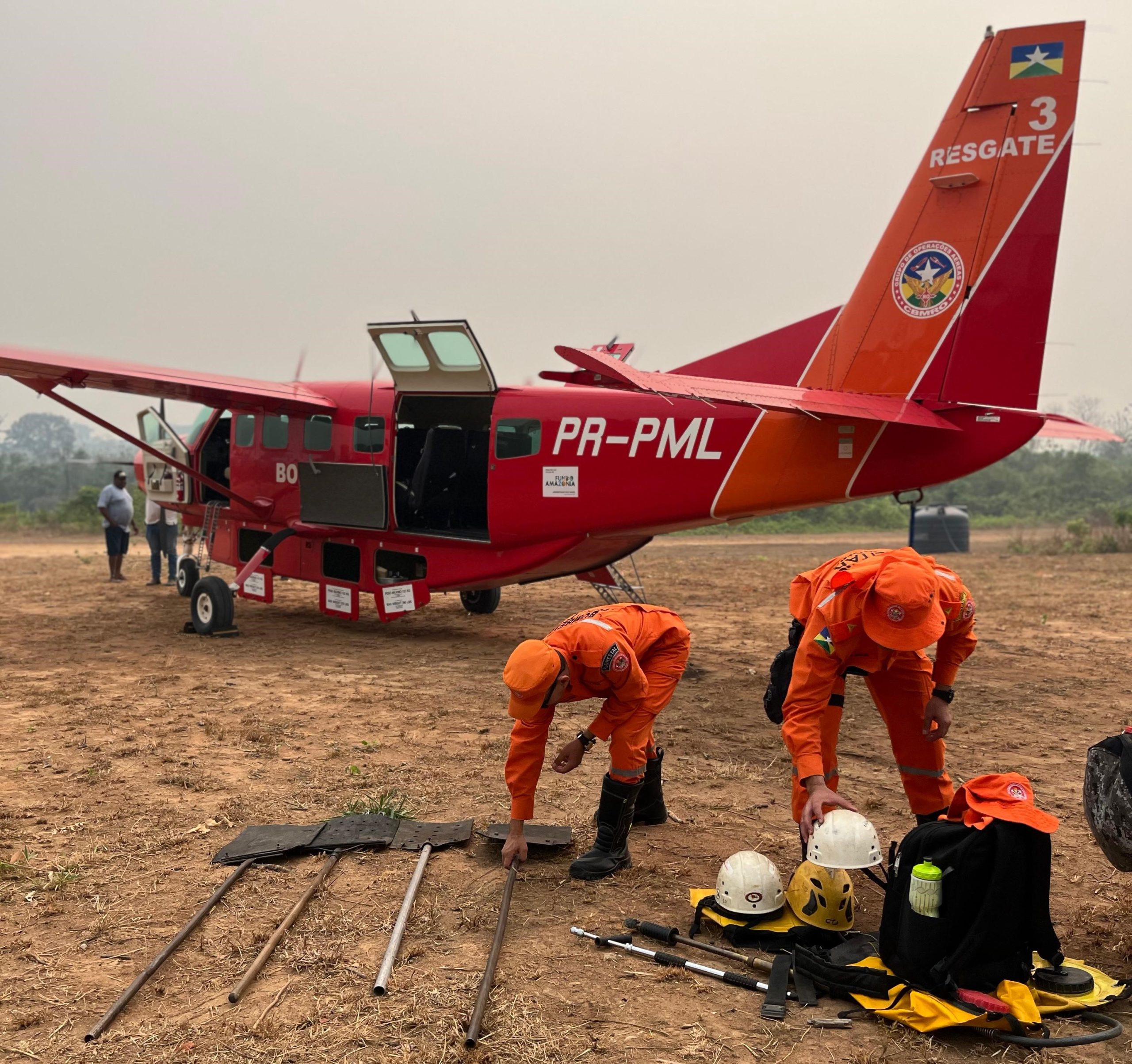 VALE DO GUAPORÉ : GRUPAMENTO DE OPERAÇÕES AÉREAS DO CBMRO REALIZA TRASLADO DE MILITARES PARA COMBATE A INCÊNDIOS NA REGIÃO DE PEDRAS NEGRAS