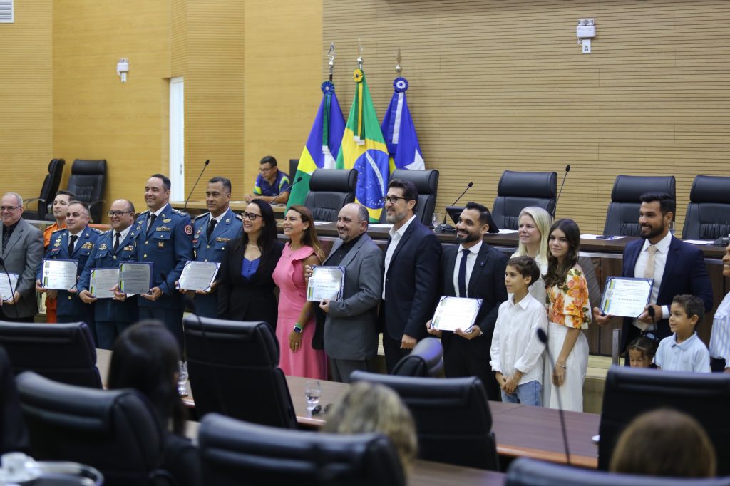 OFICIAIS DO CBMRO SÃO HOMENAGEADOS PELA ASSEMBLEIA LEGISLATIVA DO ESTADO DE RONDÔNIA