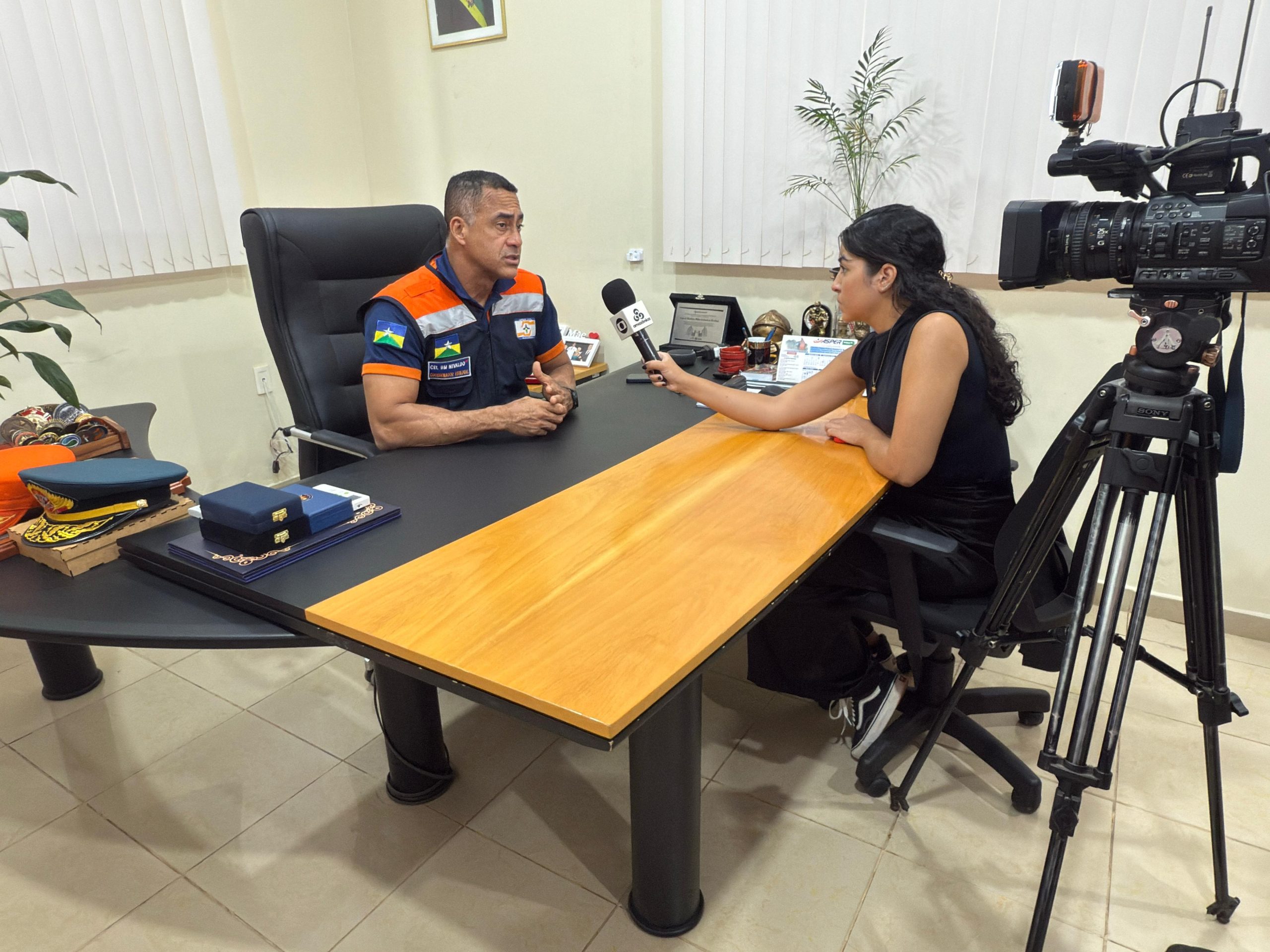 QUEIMADAS: COMANDANTE GERAL DO CBMRO ALERTA SOBRE QUEIMADAS E REFORÇA AÇÕES PREVENTIVAS DURANTE ENTREVISTA 