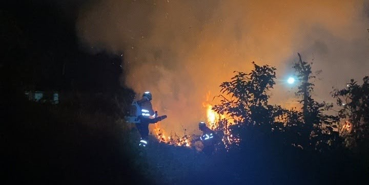 Cujubim: CBMRO combate incêndio criminoso em vegetação e impede avanço das chamas